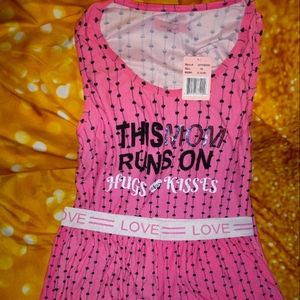 Price Drop ⬇️  "This Mom Runs On Hugs & Kisses" 2-pc PJ's set. 🥰👩🏽‍❤️‍💋
